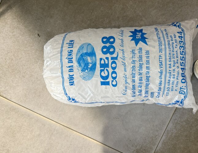 Đá viên của ICE COOL 88 - tên thương hiệu cơ sở sản xuất đá viên của ông Hoàn tại ngõ 376 đường Bưởi được phóng viên ghi nhận tại Laika cafe ở 151 Trích Sài (Tây Hồ, Hà Nội). Ảnh: Nhóm PV 