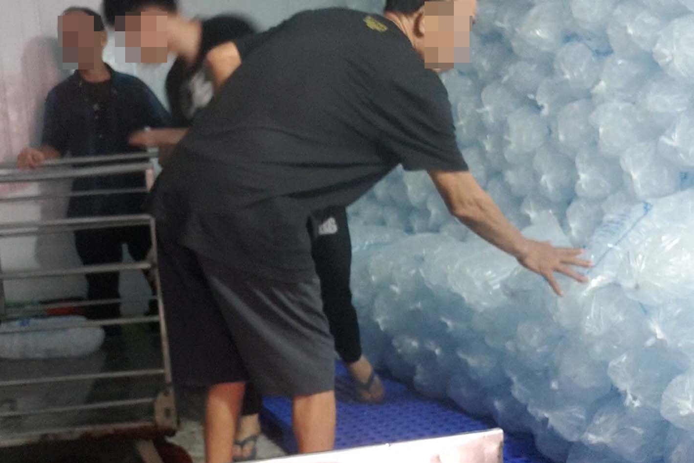 Hệ thống nhà xưởng ẩm thấp, chật chội và kém vệ sinh, nơi H và các nhân viên sản xuất đá viên. Ảnh: NHÓM PV