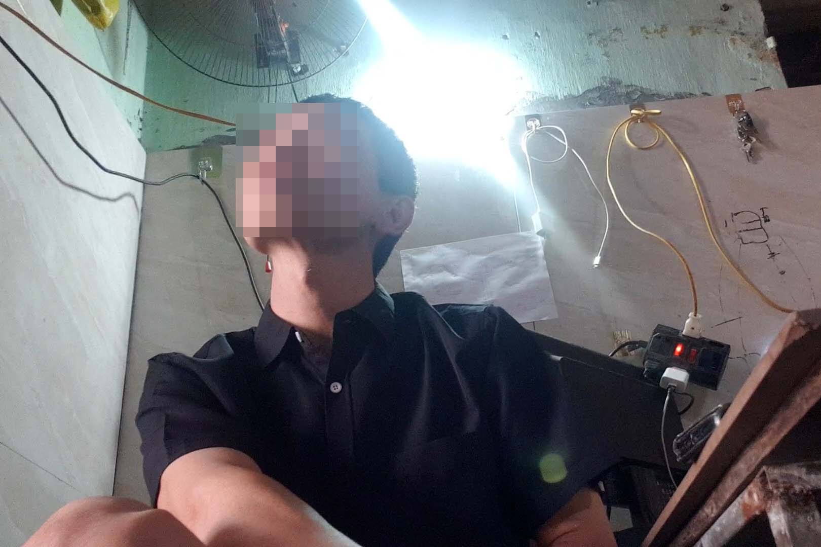 Người đàn ông tên H - chủ cơ sở sản xuất đá viên tại ngõ 376 đường Bưởi trong cuộc trao đổi với PV. Ảnh: NHÓM PV
