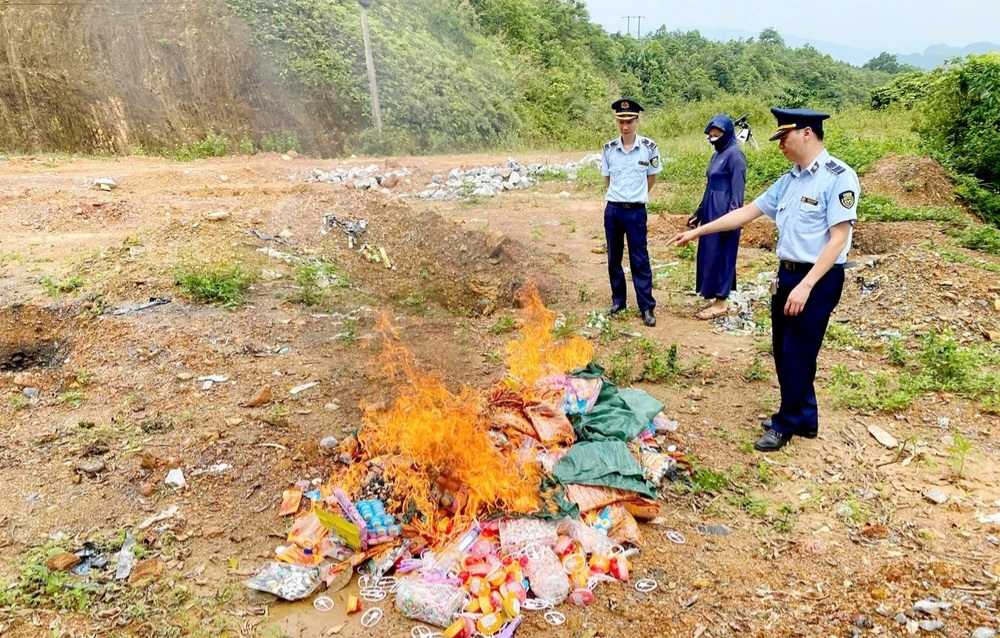 Proceeding to destroy products of unknown origin of the facility. Photo: Long Anh