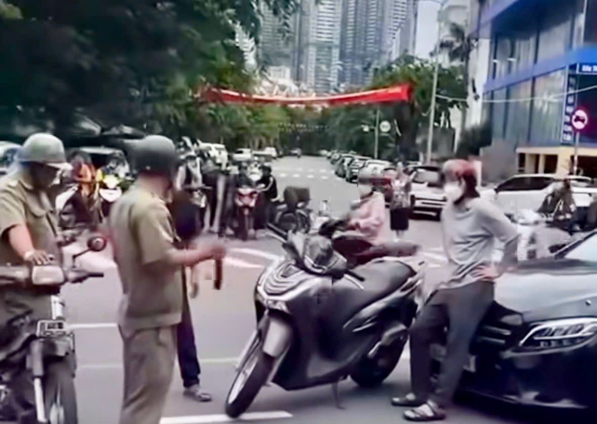 The authorities were present at the scene of the Mercedes being smashed in the middle of the road in Ho Chi Minh City. Photo: Dong Hoang