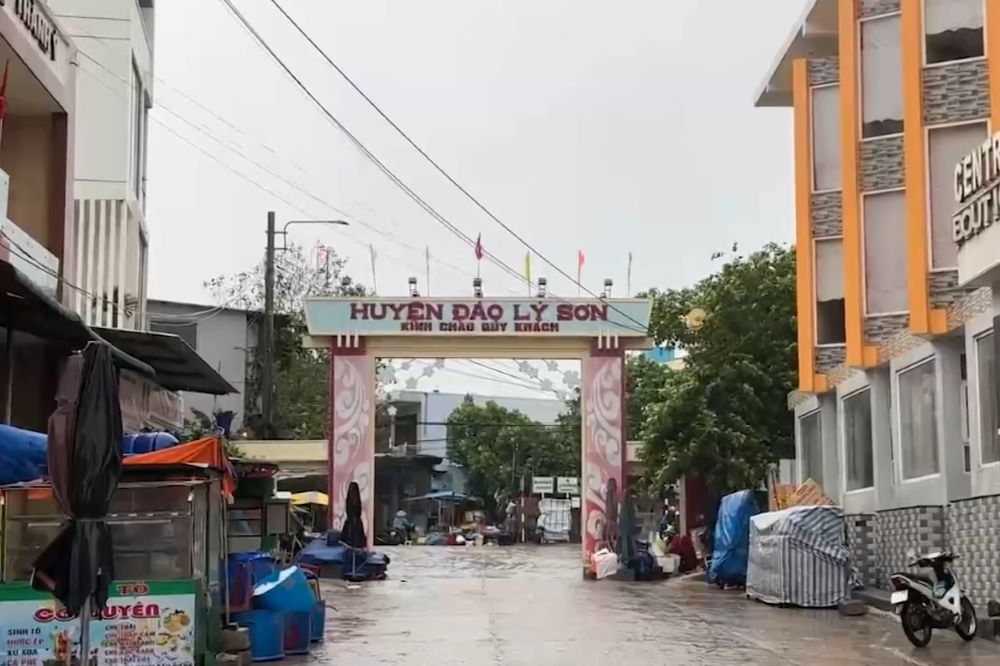 Ly Son Island is isolated due to bad weather, many tourists have not been able to leave the island. Photo: TH