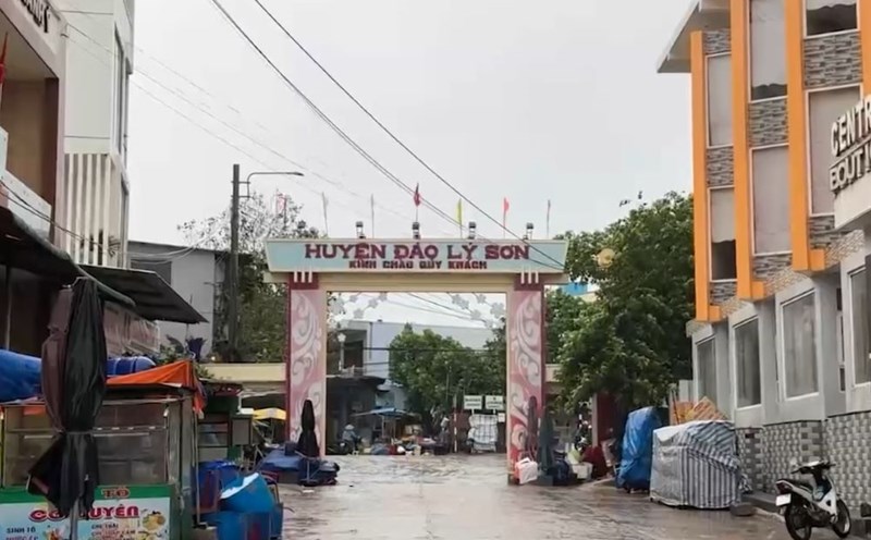 Ly Son Island is isolated due to bad weather, many tourists have not been able to leave the island. Photo: TH