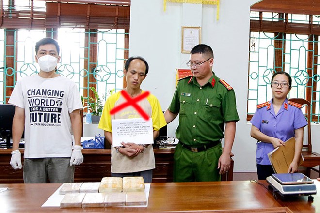 Bắt giữ đối tượng mang 8 bánh ma túy đi bán