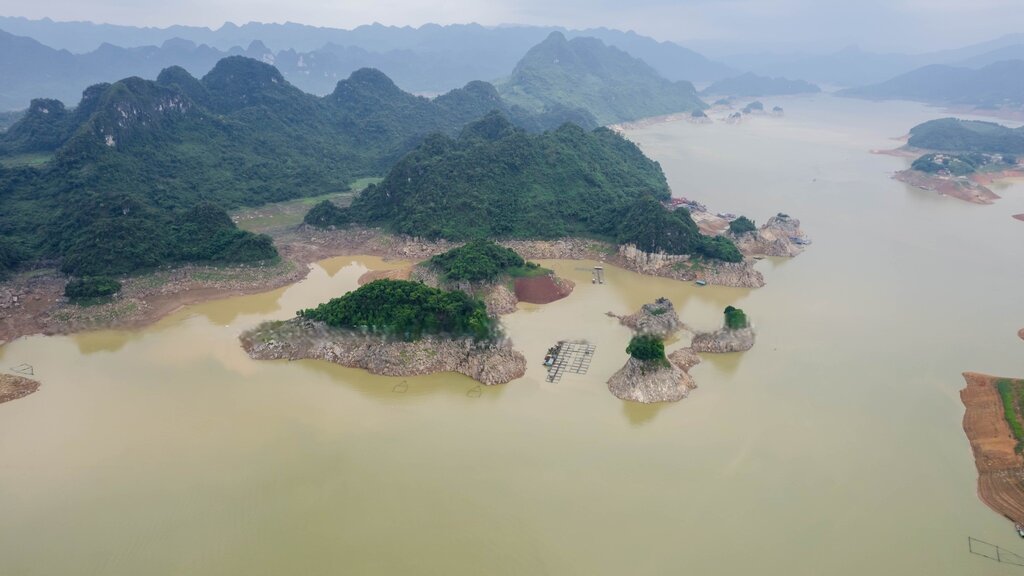 Toan canh ho Hoa Binh thoi diem nuoc can sau, de lo nhieu bai dat da tung ngap duoi mat nuoc. Cac dao da nho cao ro ret giua long ho. Anh: Alibaba