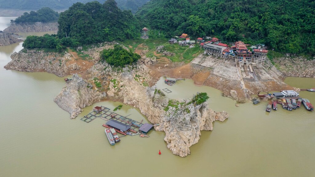 Ben thuyen Thac Bo mua nuoc rut mang ve dep hoang so, la lam. Du khach hao hung kham pha khu vuc chan chua – noi hiem khi duoc nhin thay khi nuoc ho o muc binh thuong. Anh: Alibaba