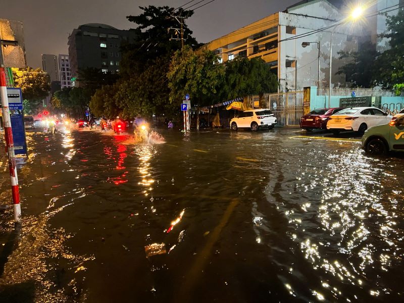 Mua lon keo dai khien nhieu tuyen pho tai Da Nang ngap. Anh: VN