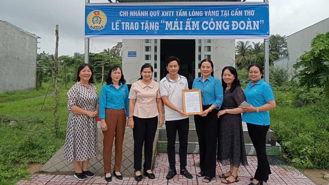 La ceremonia para otorgar a los sindicatos a los miembros de la Union Tran Hoang Hao. Foto: Sindicato del Comite Popular de la Ciudad de Can Tho