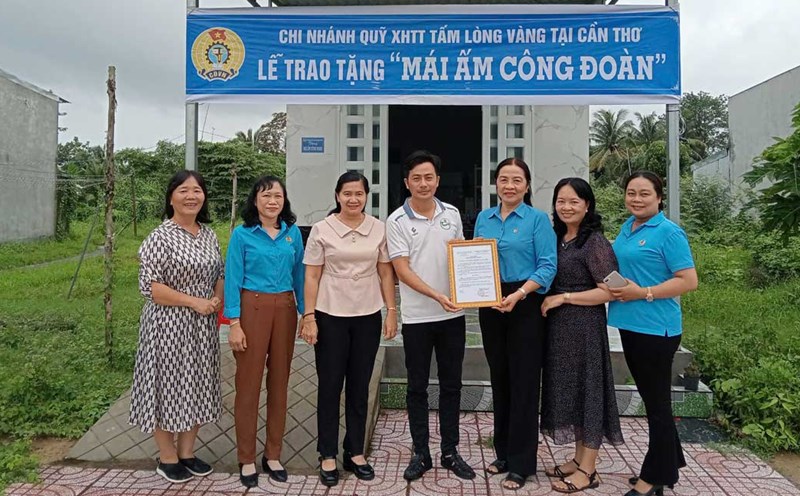 The ceremony of presenting the Union Shelter to union member Tran Hoang Hao. Photo: Can Tho City People's Committee Trade Union