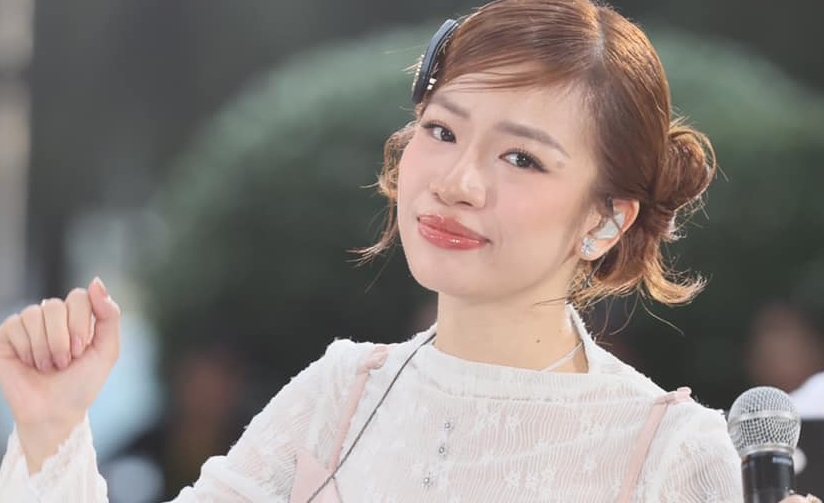 Ca si Lam Bao Ngoc thi Em xinh say hi. Anh: Nha san xuat Xuan ha thu dong roi lai xuan