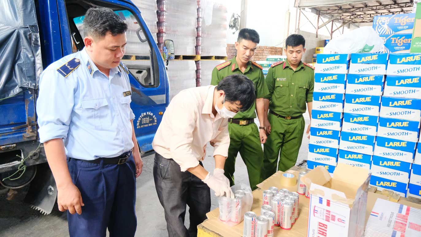 El equipo de inspeccion interdisciplinaria de Can Tho Tho Inspecciono repentinamente el negocio de bebidas y cerveza