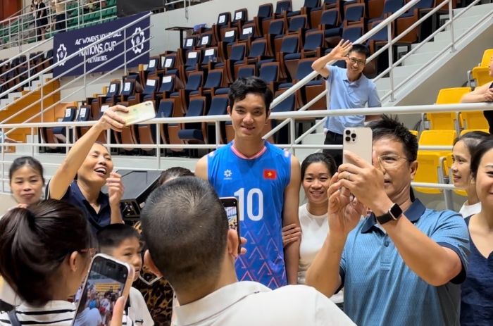Bich Tuyen and the players of the Vietnam women's volleyball team interacted with fans. Photo: Minh Phong