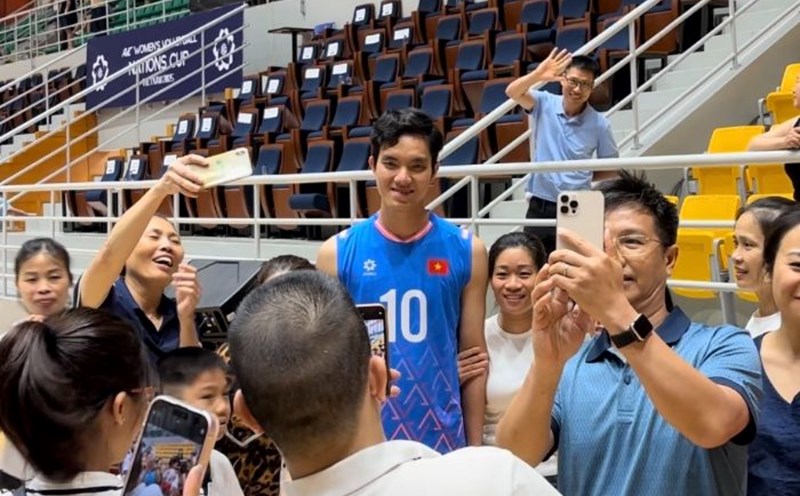 Bich Tuyen and the players of the Vietnam women's volleyball team interacted with fans. Photo: Minh Phong