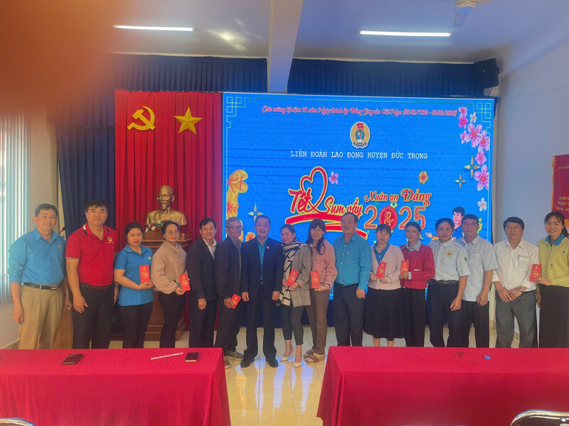 Since the beginning of 2025, the union in Duc Trong district has visited and presented gifts to nearly 6,000 disadvantaged workers with nearly 3 billion VND. Photo: Duc Lam