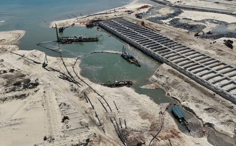 The construction of My Thuy Port Area will dredge, generating a large amount of sand. Photo: Hung Tho