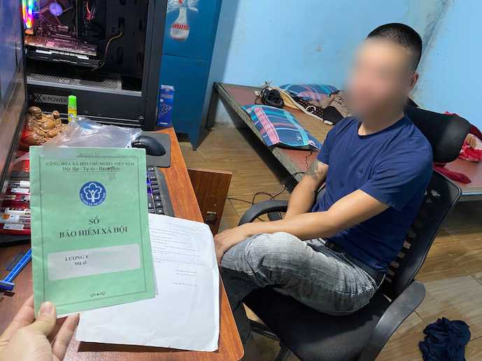 Anh L.K.G khong the chot so BHXH va tiep tuc dong khi chuyen cong ty moi, do vuong mac thu tuc tai cong ty cu. Anh: Thuy Linh