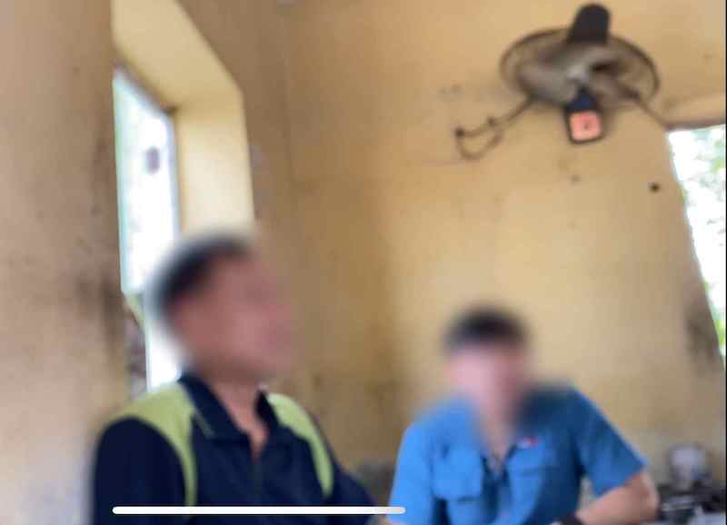 Nhung nguoi bao ve tai tru so cong ty Sun Vina cu chia se cau chuyen nhieu cong nhan bi no luong, no BHXH. Anh: Thuy Linh 