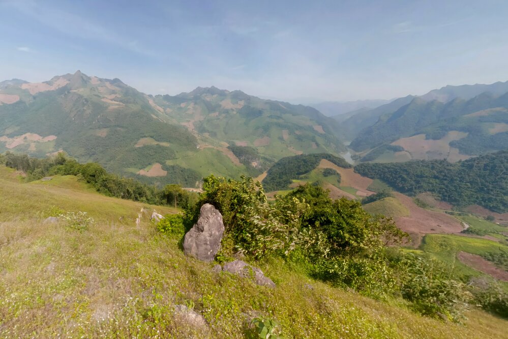Tuyen duong chi co hon 1,3 km duong do thi, con lai la ngoai do thi qua nhieu doi, nui. Anh: CTV.