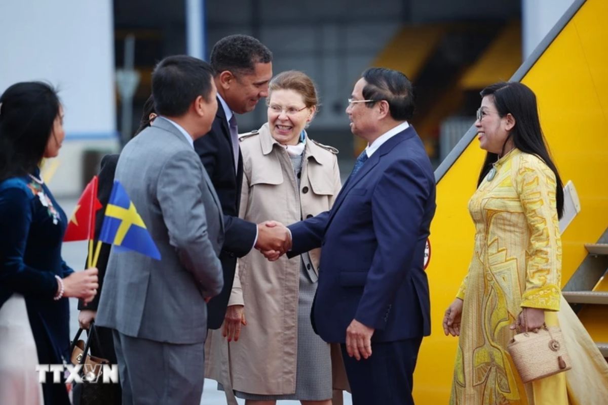 Funcionarios suecos dieron la bienvenida al miembro del Politburo, el primer ministro Pham Minh Chinh y su esposa en el Aeropuerto Internacional de Arlanda. Foto: VNA