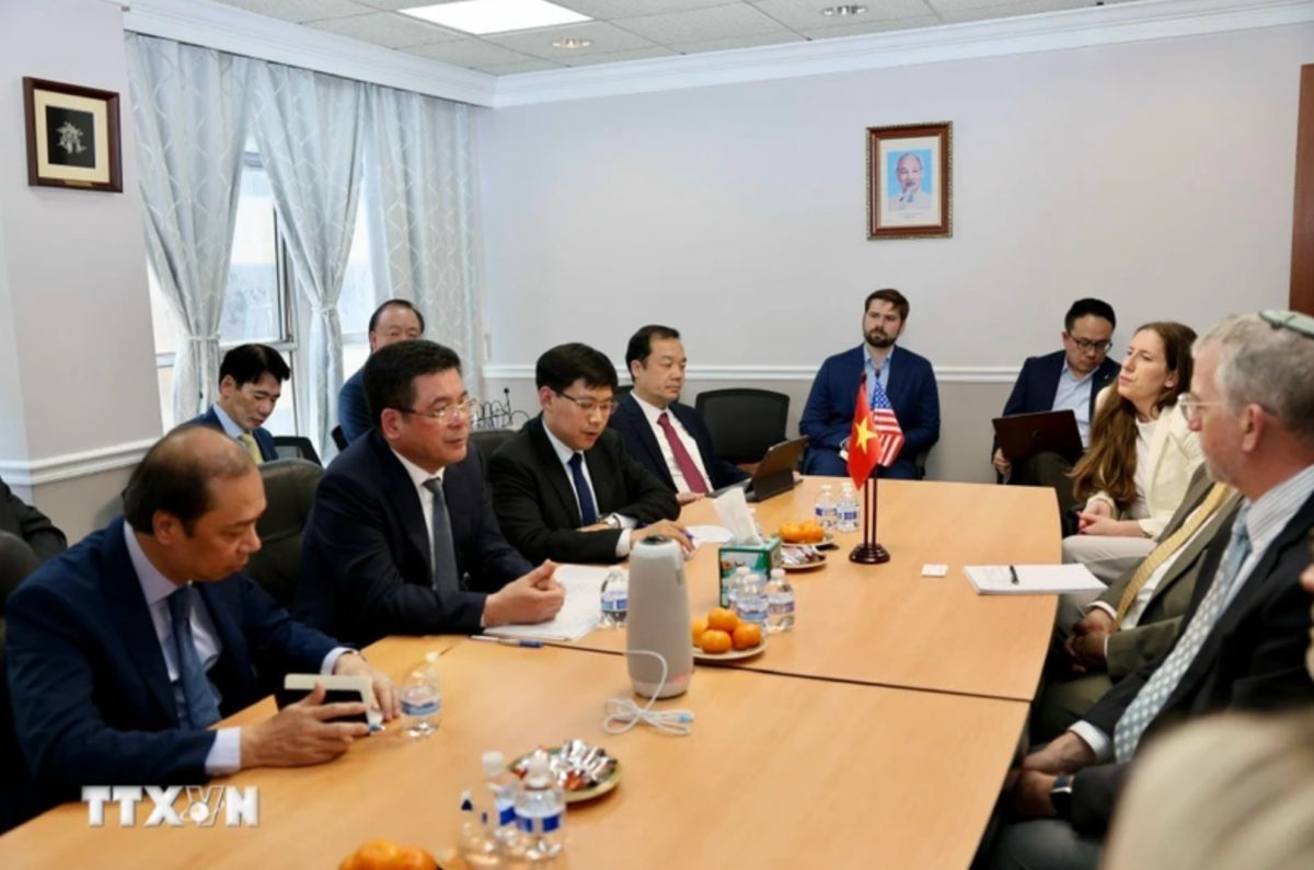 Bo truong Cong Thuong Nguyen Hong Dien lam viec voi lanh dao Hiep hoi Det may, Giay dep My (AAFA) va cac doanh nghiep det may, da giay hang dau cua My. Anh: TTXVN