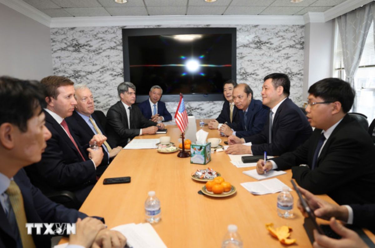 El Ministro de Industria y Comercio, Nguyen Hong Dien, hablo sobre el proceso de negociacion de impuestos reciprocos en la reunion con el Sr. Jeffrey Pearlman - Presidente del Fondo de Inversion de Warburg Pincus y presidente del Consejo de Negocios de los Estados Unidos. Foto: VNA