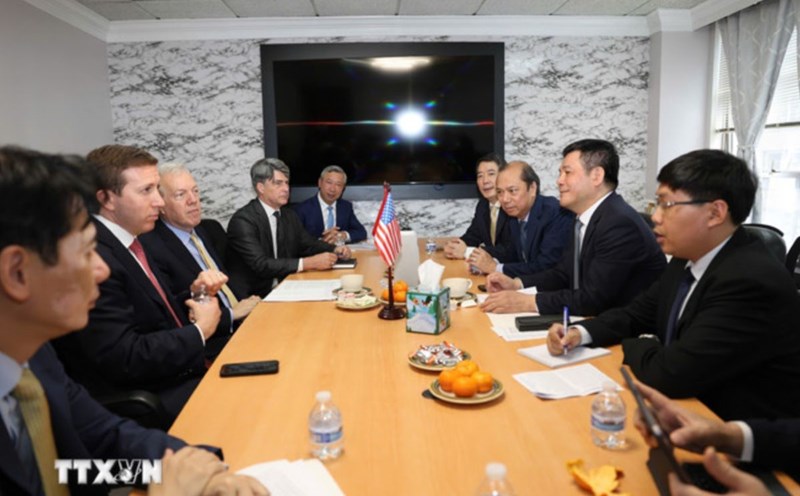Minister of Industry and Trade Nguyen Hong Dien discussed the counterpart tax negotiation process during the working session with Mr. Jeffrey Pearlman - Chairman of Warburg Pincus Investment Fund and Chairman of the US-ASEAN Business Council. Photo: VNA