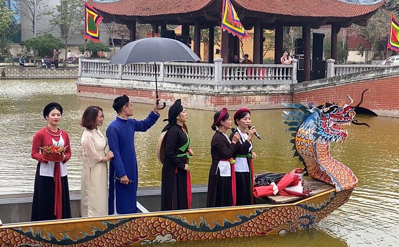 Lien Anh immediately sang in Hoi Lim, Bac Ninh. Photo: Minh Thao
