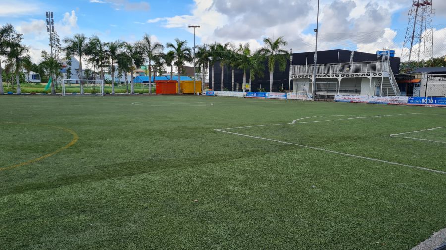 Sân bóng đá tại Trung tâm văn hóa ngoài công lập tại thị xã Giá Rai do bà Lâm Lệ Quân làm chủ, hiện nay vẫn còn hoạt động. Ảnh: Nhật Hồ