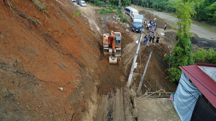 La maquinaria se moviliza para procesar, ayudando a los vehiculos facilmente. Foto: Nhat Tan