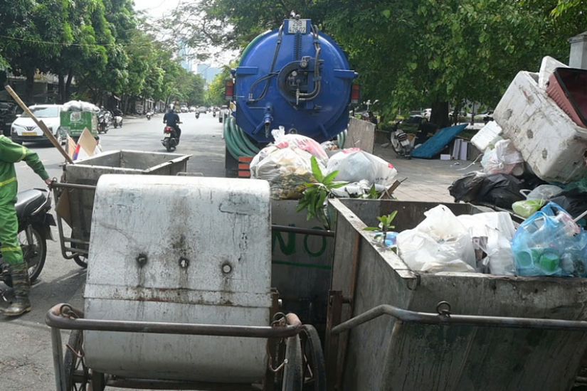 The waste is still dumped in a mess, gathered into one truck. Photo: Hoang Xuyen