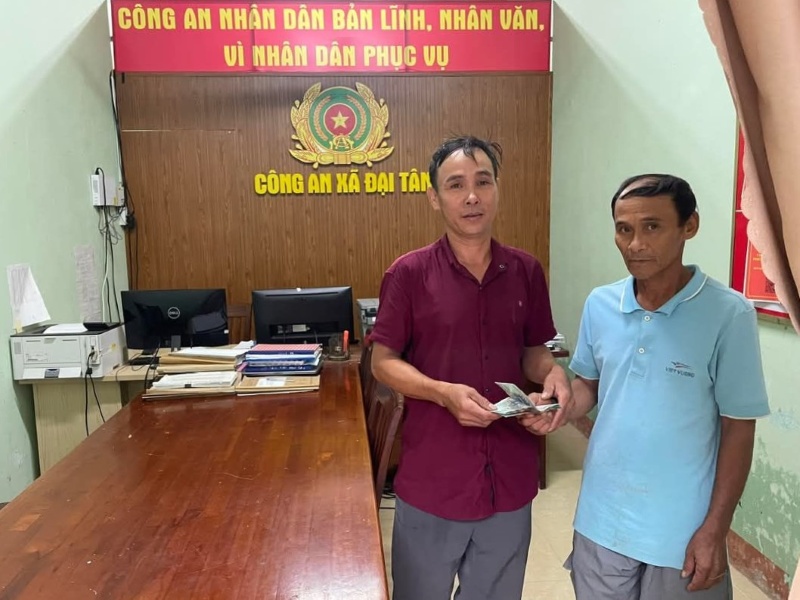Anh Tran Bay o Dai Loc, Quang Nam tra lai 20,5 trieu dong nhat duoc cho nguoi danh roi. Anh: CACC