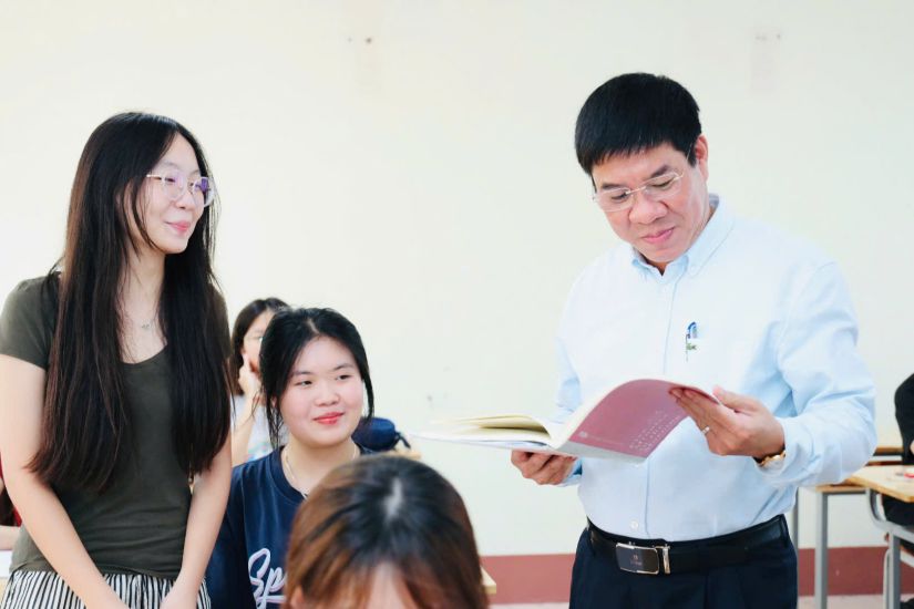 Mr. Huynh Van Chuong - Director of the Department of Quality Management, Ministry of Education and Training - inspected the exam work in Bac Giang province. Photo: Van Trang