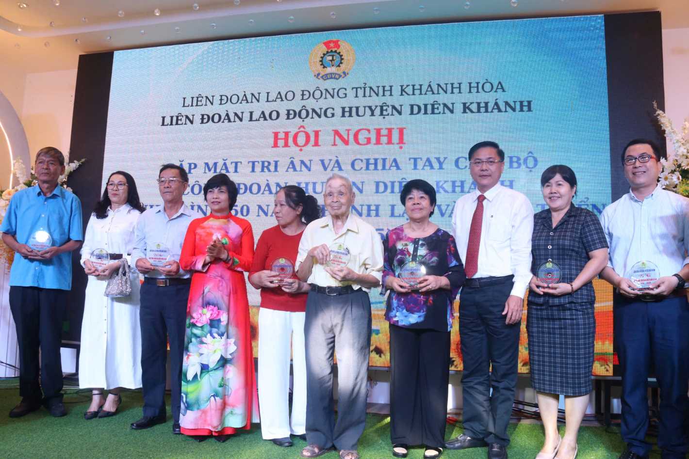 To express gratitude to the union officials of Dien Khanh District Labor Federation through many generations. Photo: Phuong Linh