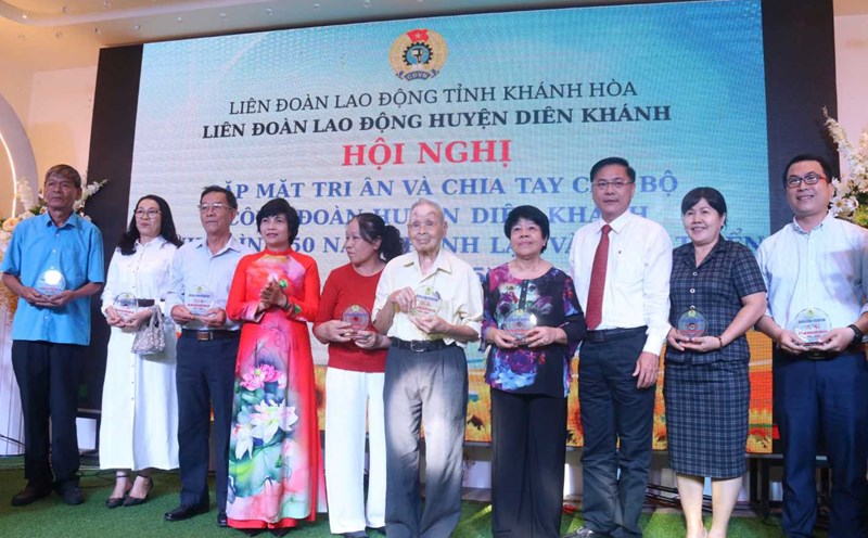 To express gratitude to the union officials of Dien Khanh District Labor Federation through many generations. Photo: Phuong Linh