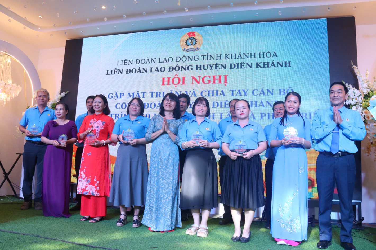 Lãnh đạo LĐLĐ huyện Diên Khánh trao biểu trưng tri ân các cán bộ CĐCS tiêu biểu. Ảnh: Phương Linh