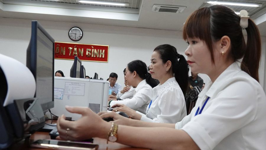 Los funcionarios publicos del distrito de Tan Binh (ciudad de Ho Chi Minh) participaron en la prueba de prueba del modelo de gobierno local de 2 niveles el 11 de junio. Foto: Minh Quan