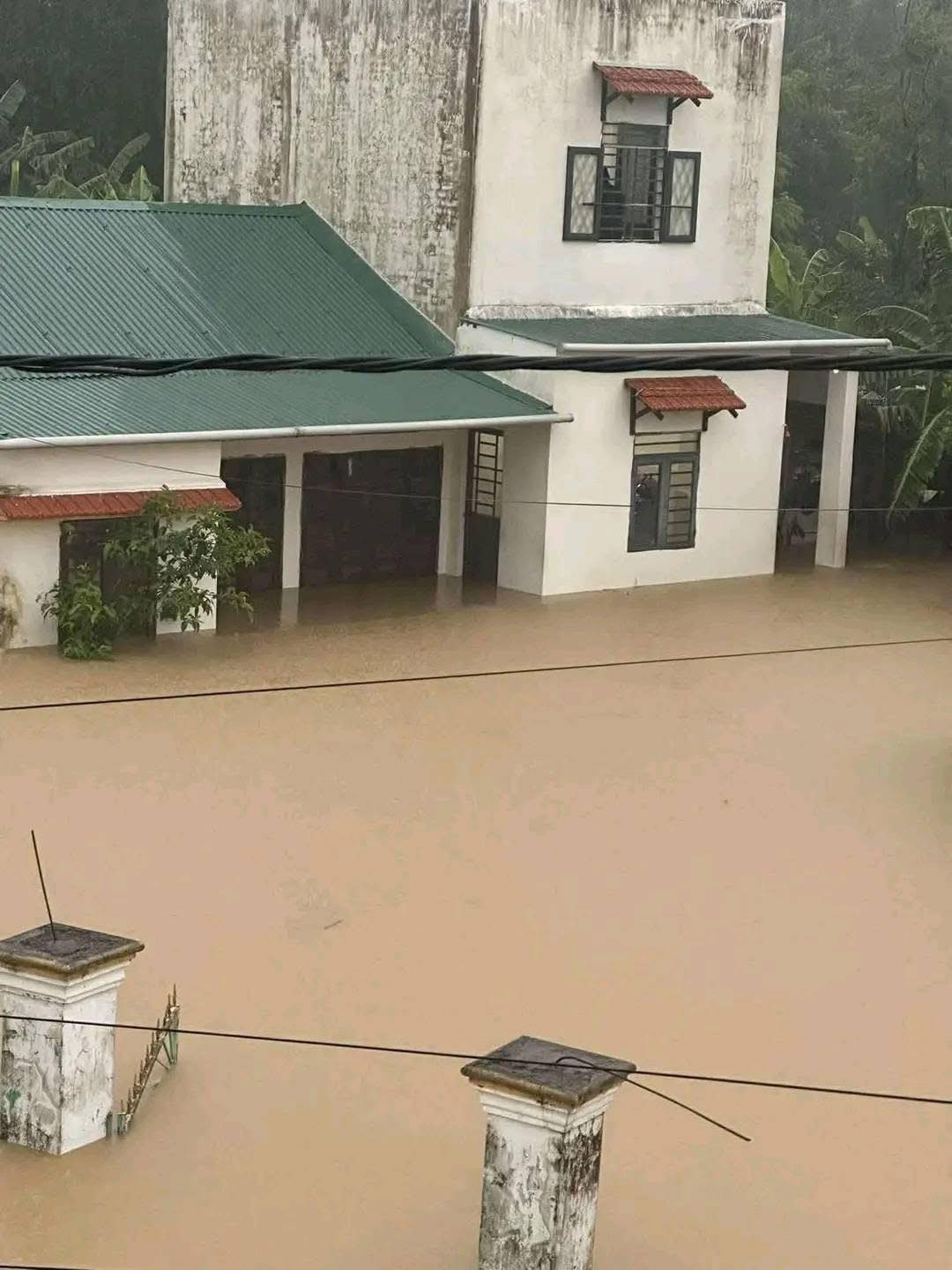Nhieu noi tai vung ron lu xa Dai Hung, huyen Dai Loc da bi ngap sau trong nuoc den gan 2m va tiep tuc dang cao. Anh: Truong An