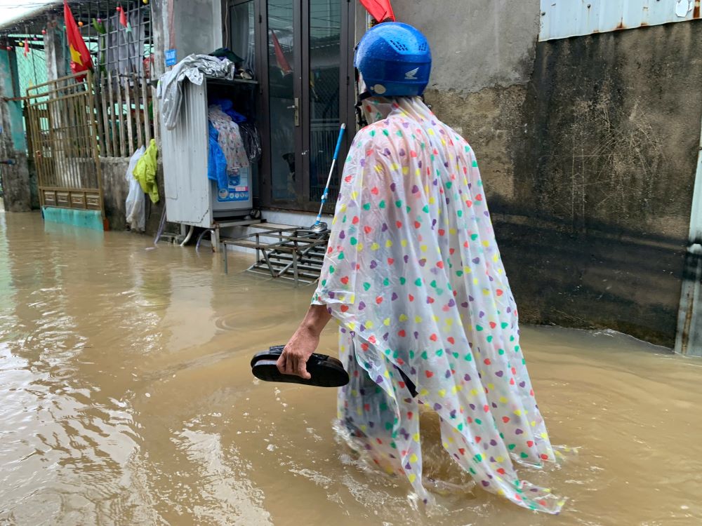 Las fuertes lluvias causaron muchos lugares, la gente de Da Nang se quedo despierta toda la noche. Foto: Thanh Huyen
