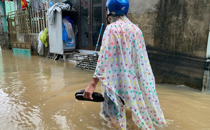 Heavy rain caused flooding in many places, Da Nang residents stayed up all night to flee the flood. Photo: Thanh Huyen