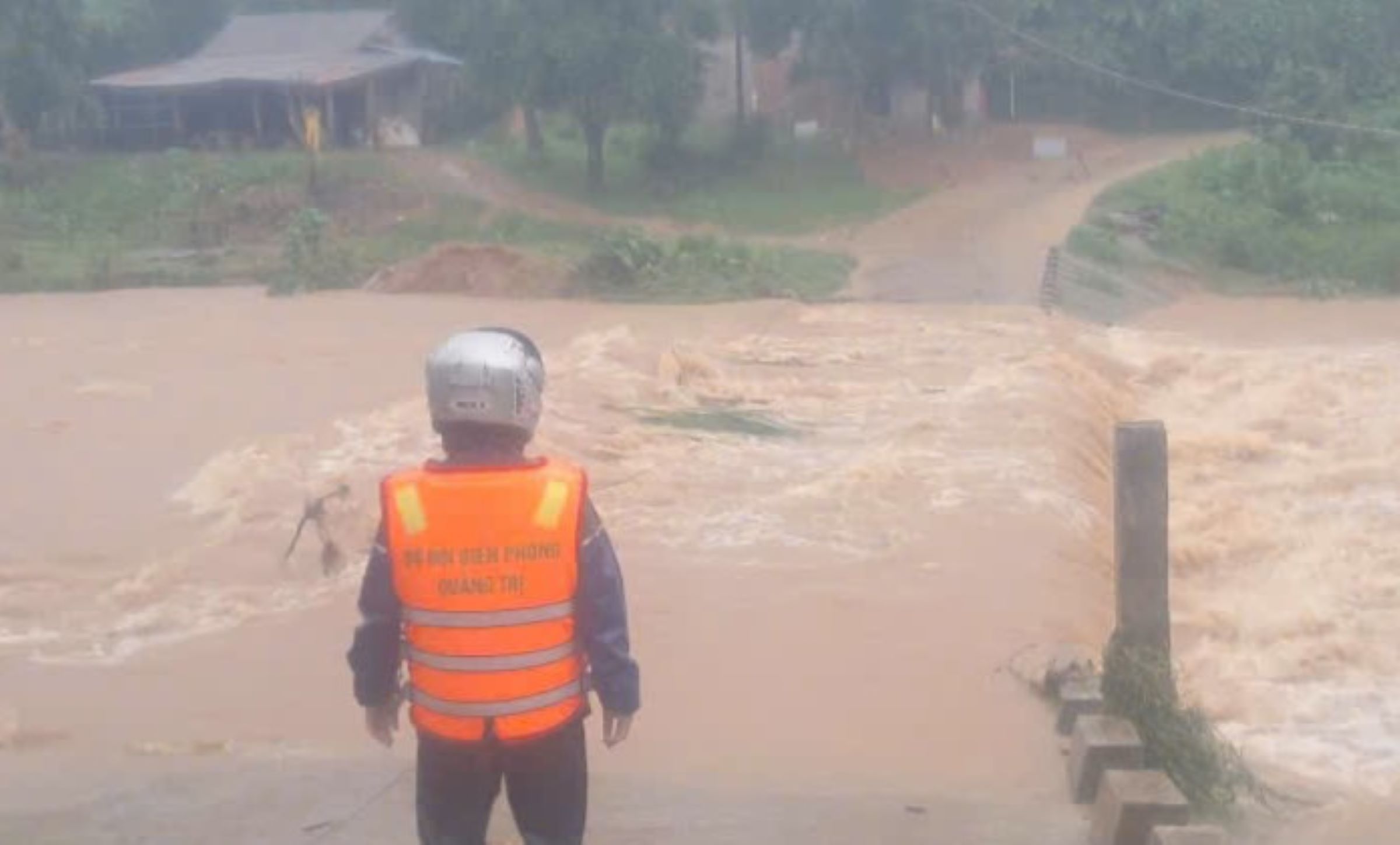 The impact of storm No. 1 caused heavy rain not only flooding rice in the plains, but also rising water in the mountainous areas of Quang Tri province, in the photo is the overflowed spillway. Photo: Han Nguyen