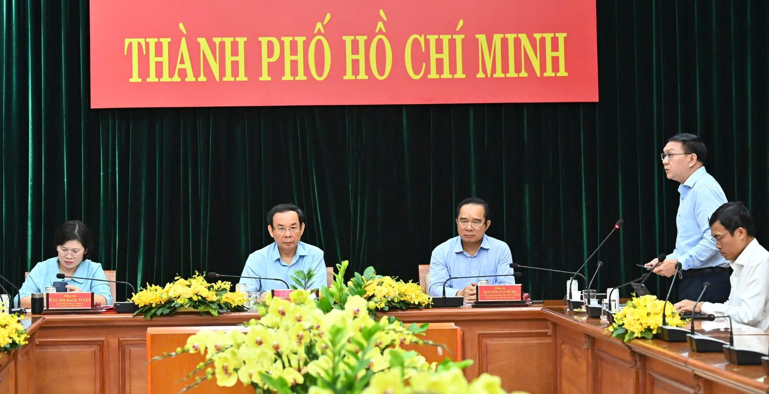 Bi thu Thanh uy TPHCM Nguyen Van Nen va Chu tich UBND TPHCM Nguyen Van Duoc du hoi nghi tai diem cau chinh. Anh: VIET DUNG