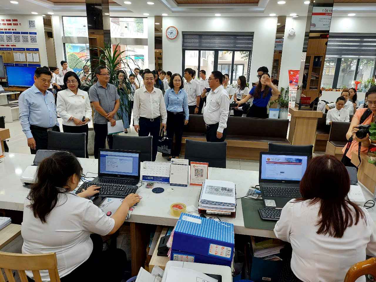 Pho Bi thu Thuong truc Thanh uy TP.HCM Nguyen Thanh Nghi giam sat van hanh phuong Binh Thoi. Anh: Minh Quan