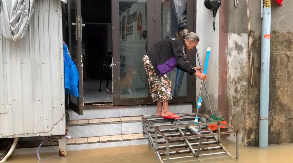 Las fuertes lluvias causan inundaciones locales, las personas de Da Nang recetan activamente agua para evitar el agua. Foto: Tran Thi