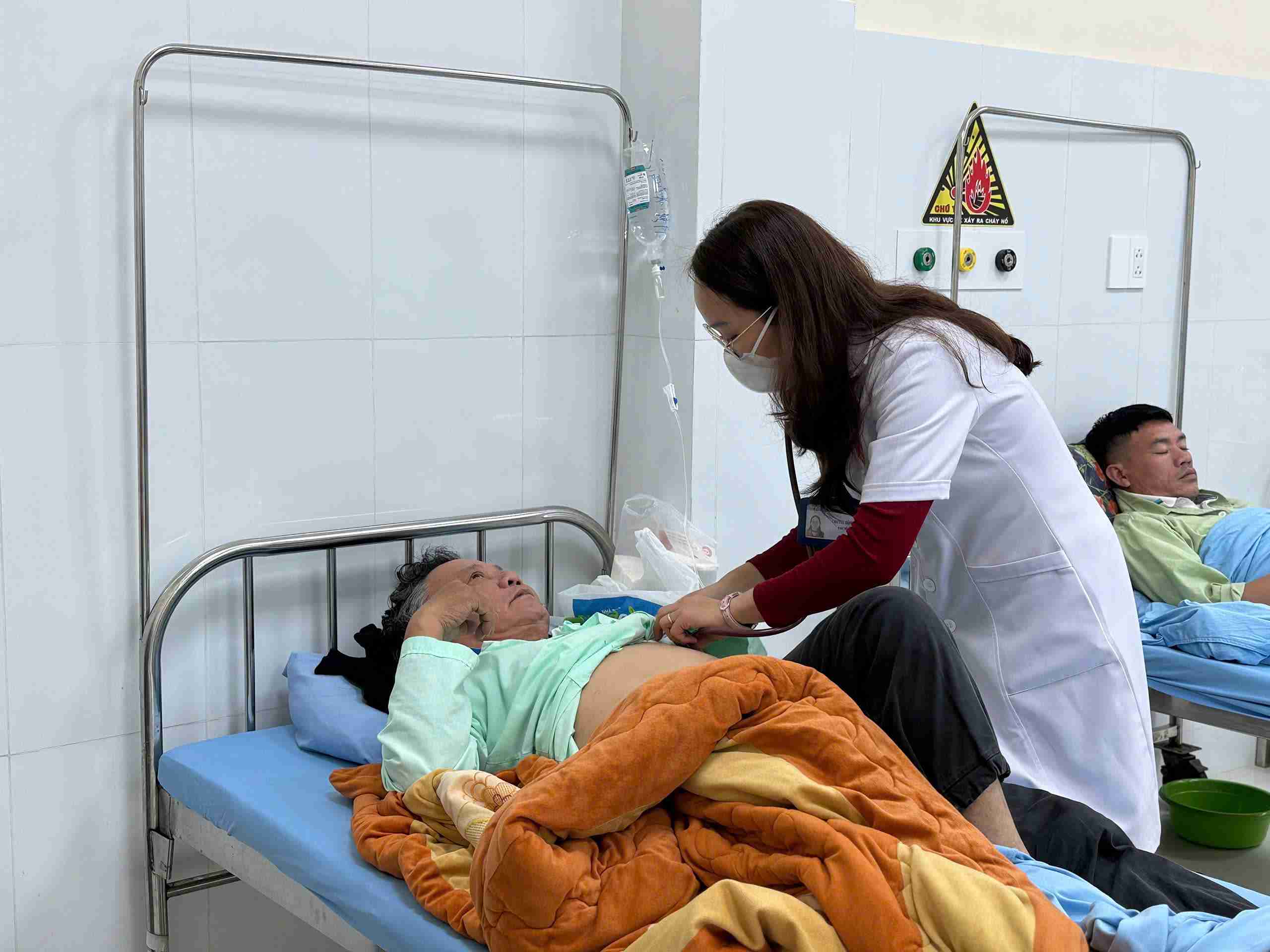 Un paciente con envenenamiento causado por comer hongos forestales tratados en el Hospital General Lam Dong. Foto: Lam Hong.