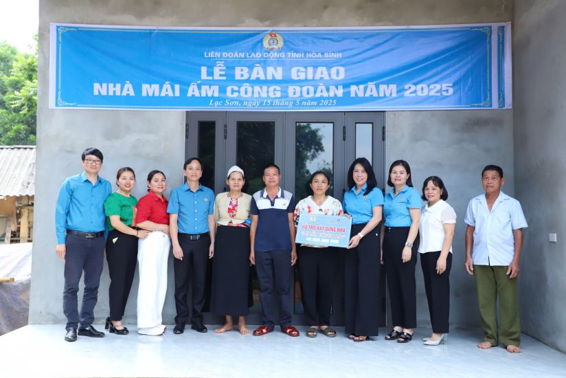 El representante de la Confederacion Laboral de la Federacion Laboral de Hoa Binh otorgo dinero para apoyar la construccion de "Refugio sindical" a la familia de Bui Thi Giang (miembro de la Union de Van Son Kindergarten Community College, Lac Son District, Provincia de Hoa Binh. Foto: Minh Nguyen Nguyen