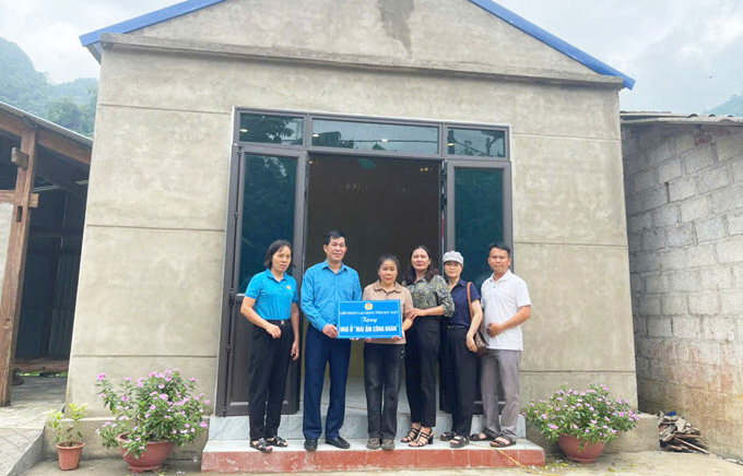 El presidente de la Federacion Laboral de Bac Kan entrego el hogar de la Union a los miembros de la familia. Foto: Thu Thuy.