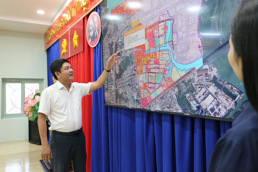 Sr. Nguyen Minh Thien - Presidente del Comite Popular de Tan Thuan Dong Ward (Distrito 7) - Compartir el modelo, agregar propiedades adicionales para administrar alojamiento e inquilinos en el sitio web https://tanthuandongq7.com. Foto: Minh Tam