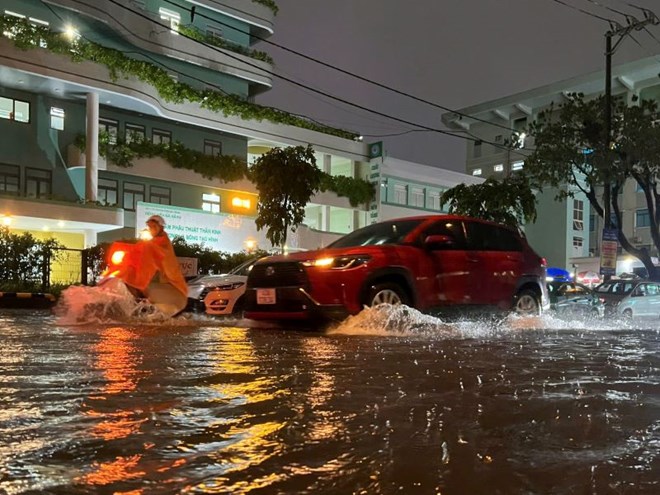 La lluvia duro mucho tiempo, muchas calles en Da Nang se inundaron en la noche de 11.6. Foto: Tran Thi