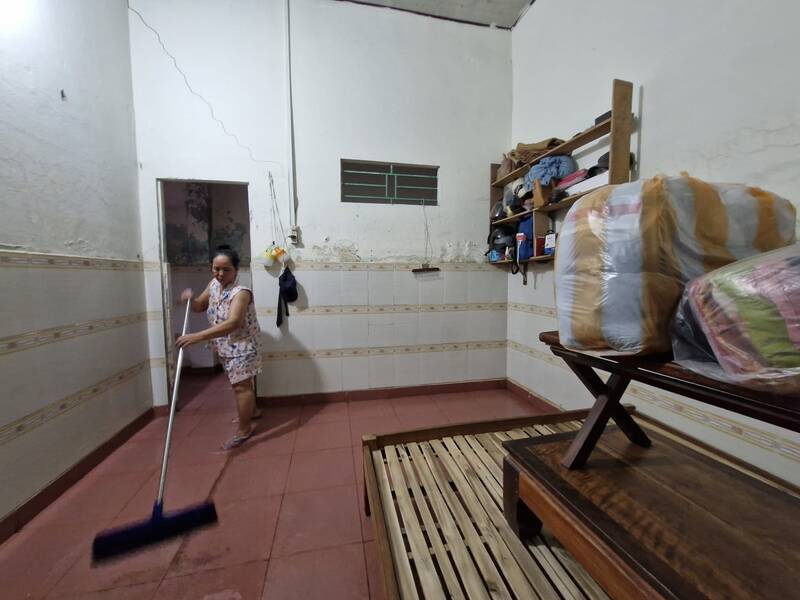 Las personas en la zona residencial en el camino de la madre por todo el camino (distrito de Lien Chieu, Da Nang) trasladaron apresuradamente la casa despues de la inundacion. Foto: Thu Giang