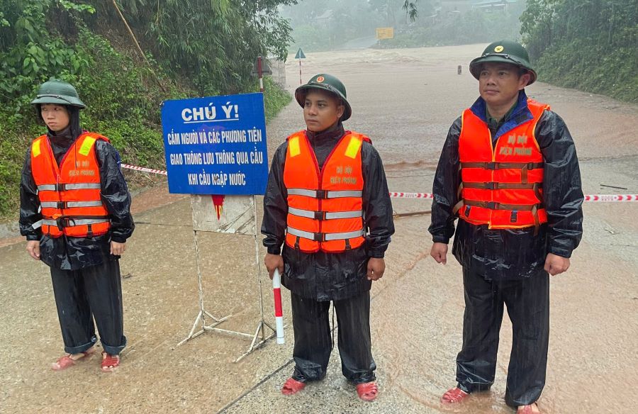Las fuertes lluvias causaron desbordamiento, la Estacion Internacional de la Guardia Fronteriza de LA LA LA LA ENCENDIDA LA FUERZA DE BLOCKING. Foto: Han Nguyen